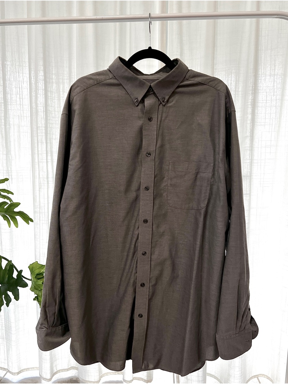 Roundtree & Yorke Men's Button-Down Shirt in Charcoal